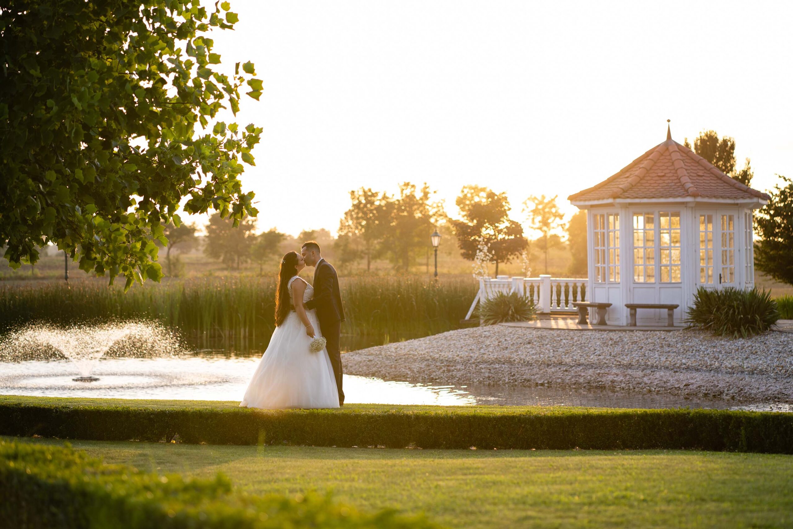 esküvői pár kreatív fotózása a Hertelendy Kastélynál naplementében
